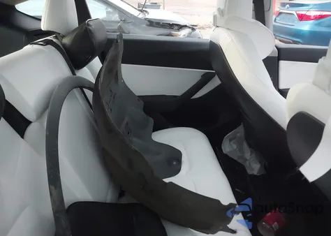 2021 Tesla Model Y Long Range Dual Motor All-Wheel Drive z USA, uszkodzony, nr VIN 5YJYGDEE0MF245804